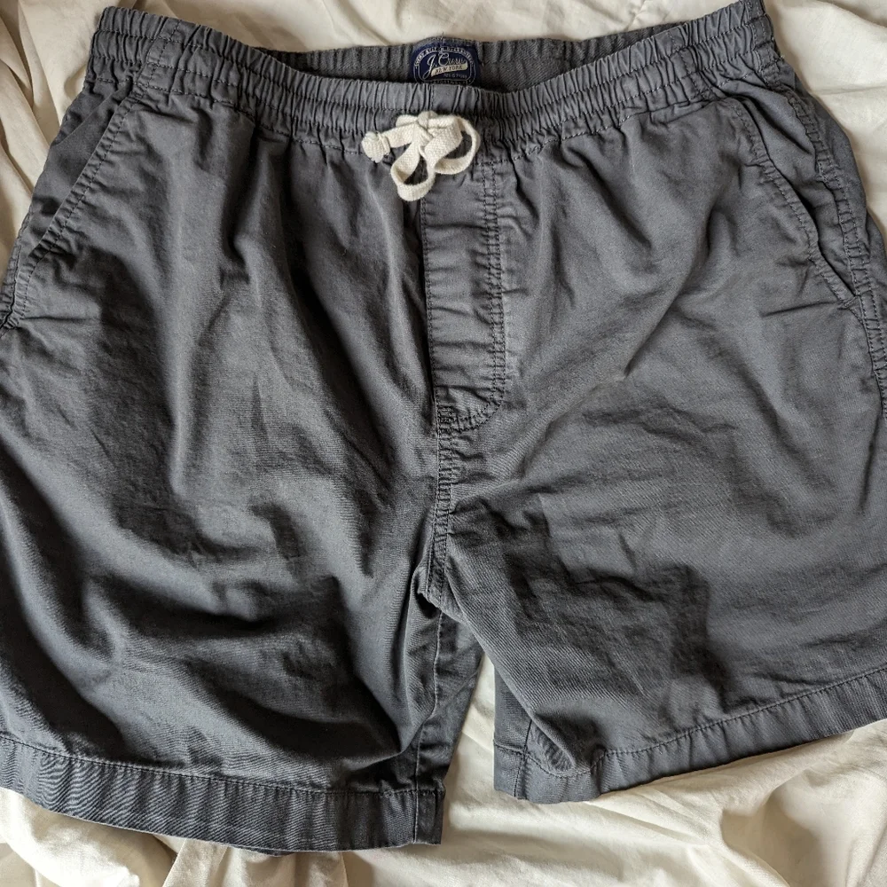 J. CREW Men's Dock Short 6" in Coal Grey - Picture 1 of 3